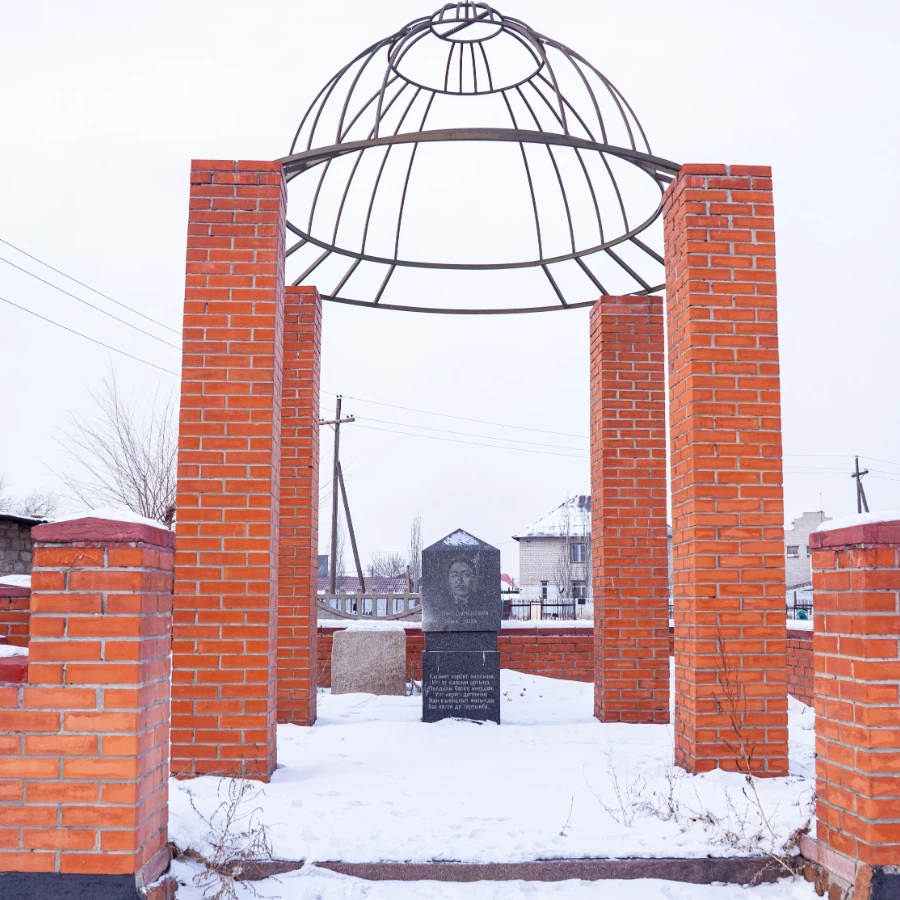 С. Дөнентаевтың бейіті. 1933 жыл.