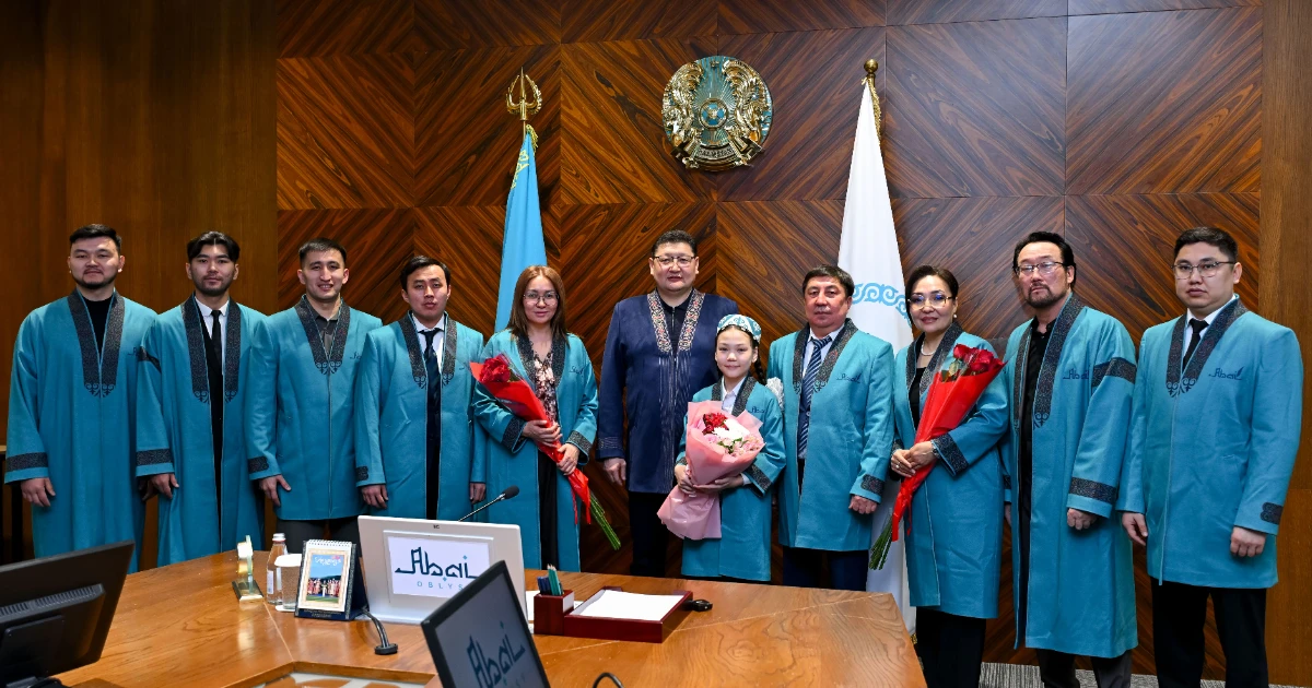 «Жайық келіп Ертіске қосылғанда»: Абай облысының құрамасына ұлттық шапан жабылды